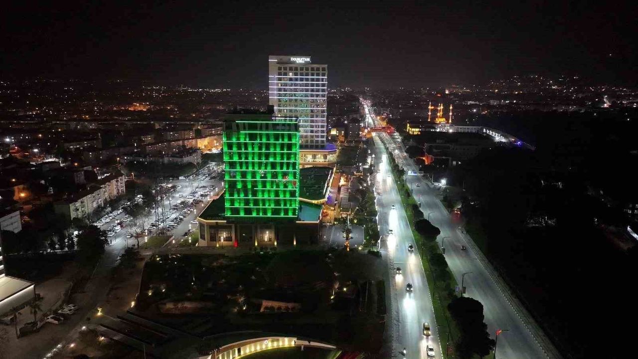 Manisa’da Tıp Bayramı’na özel görsel şölen: Şehir ışıl ışıl!