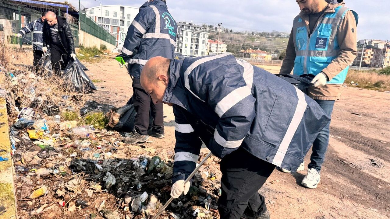 Plajyolu Sahili’nde Büyük Boyda 50 Poşet Atık Toplandı: Sahiller Mavi Takım ile Nefes Alıyor