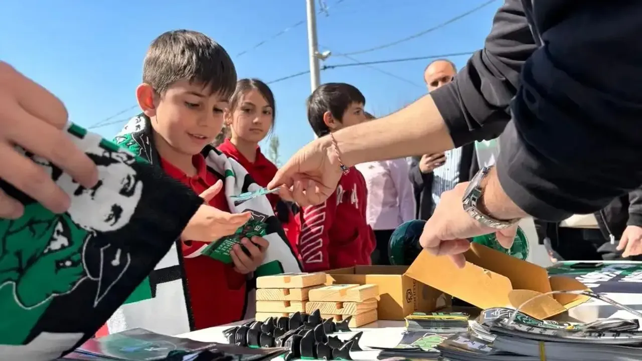 ÜniHM’den miniklere Kocaelispor sürprizi