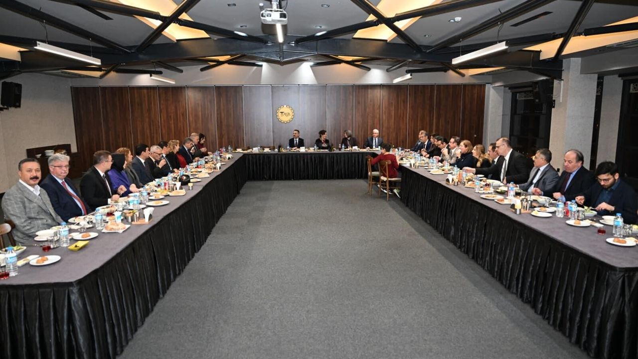 Aktaş Çifti, Vali Yardımcıları ve Kaymakamlarla İftarda Buluştu