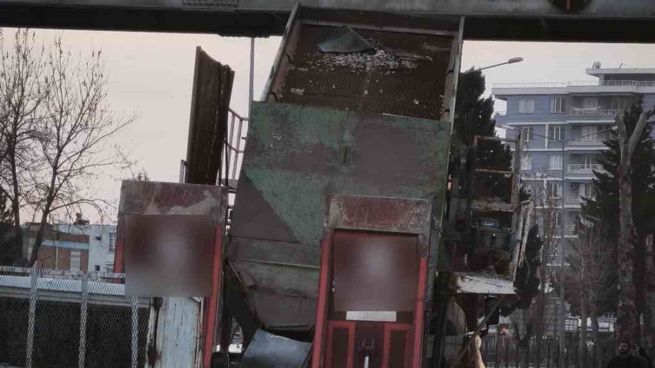 Adıyaman’da dikkatsizlik paniğe yol açtı: Tır üst geçitten geçemedi, trafik durdu