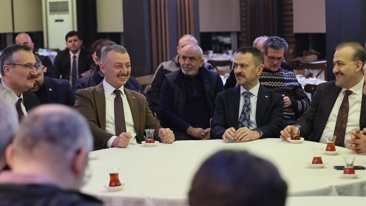 Ziraatçılar Başkan Büyükakın’ı Çay İçmeye Davet Etti: Samimi Bir Buluşma Gerçekleşti