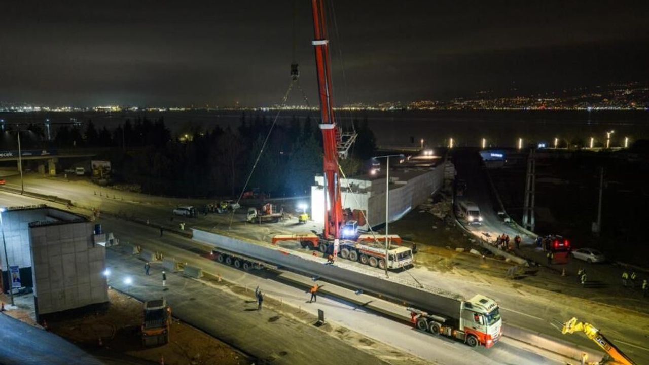 Kocaeli'de 700 tonluk vinçle 9 saatlik gece operasyonu