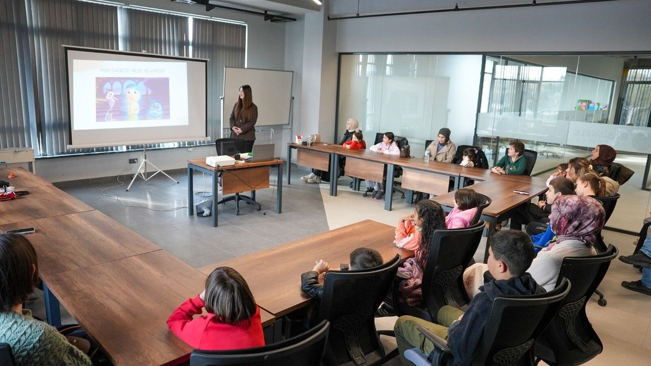 Başiskele’de Ters Yüz İle Duygu Analizi: Film Temelli Eğitimler Başladı