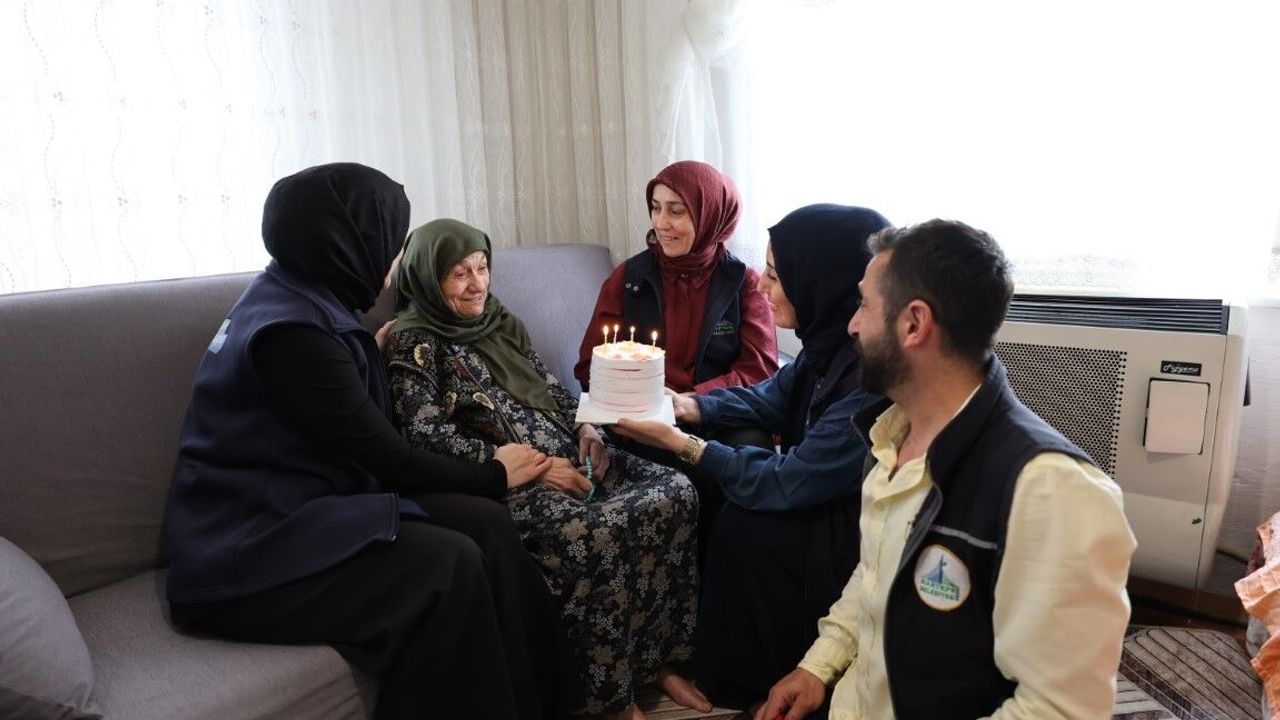 Kartepe'de Vefa Rüzgarı: 92 Yaşındaki Neriman Teyze’ye "Evlat" Sürprizi