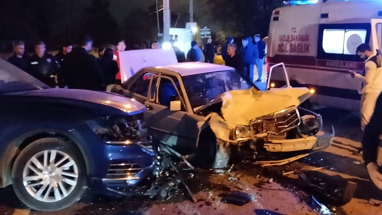 Feci Kaza: 5 Kişi Yaralandı