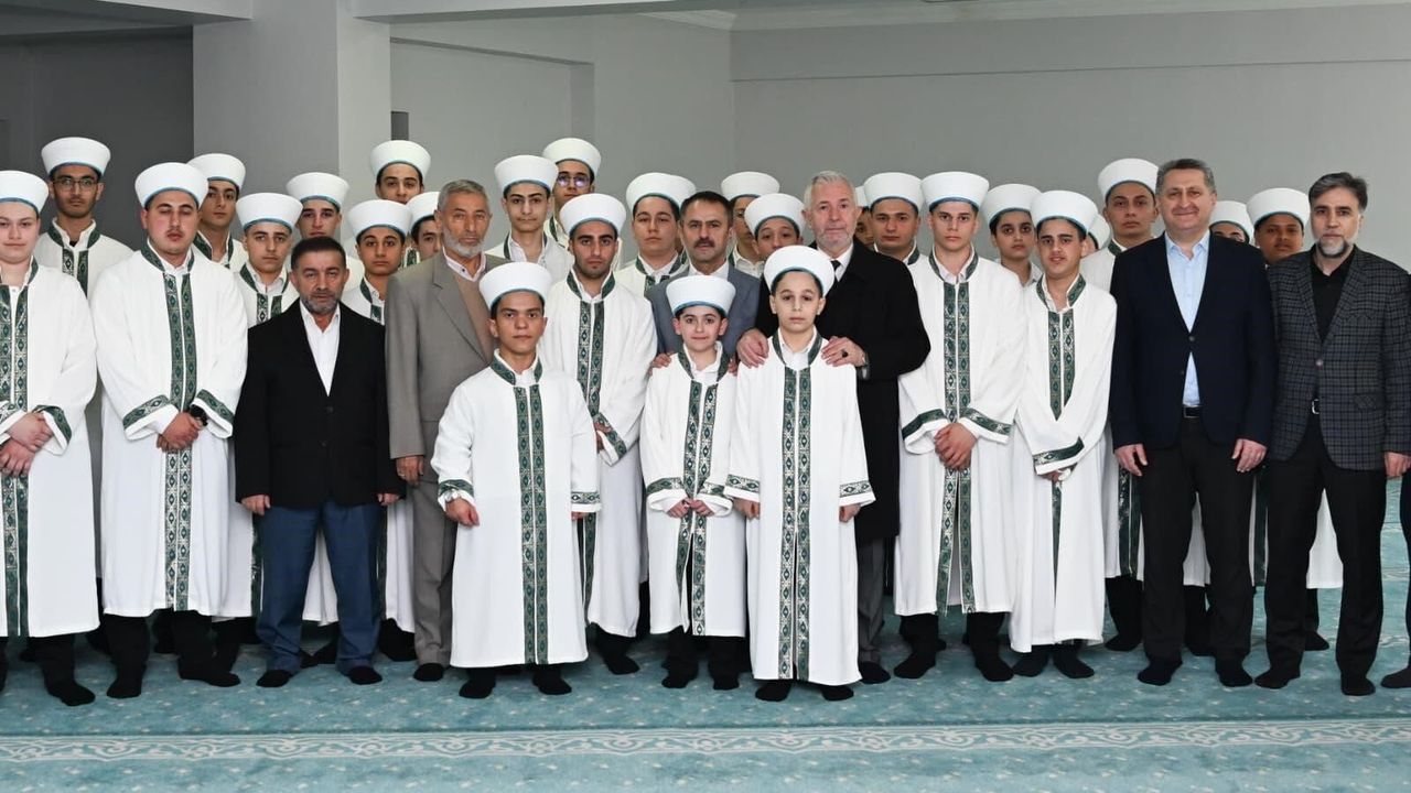 Gölcük’te Gurur Tablosu: 43 Genç Hafız Dualarla İcazetini Aldı