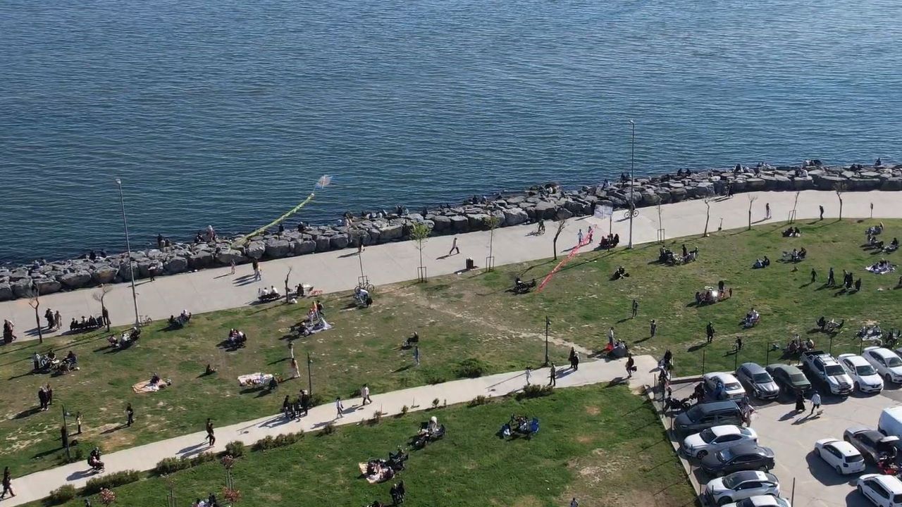 Avcılar'da havaların ısınmasını fırsat bilen vatandaşlar sahile akın etti