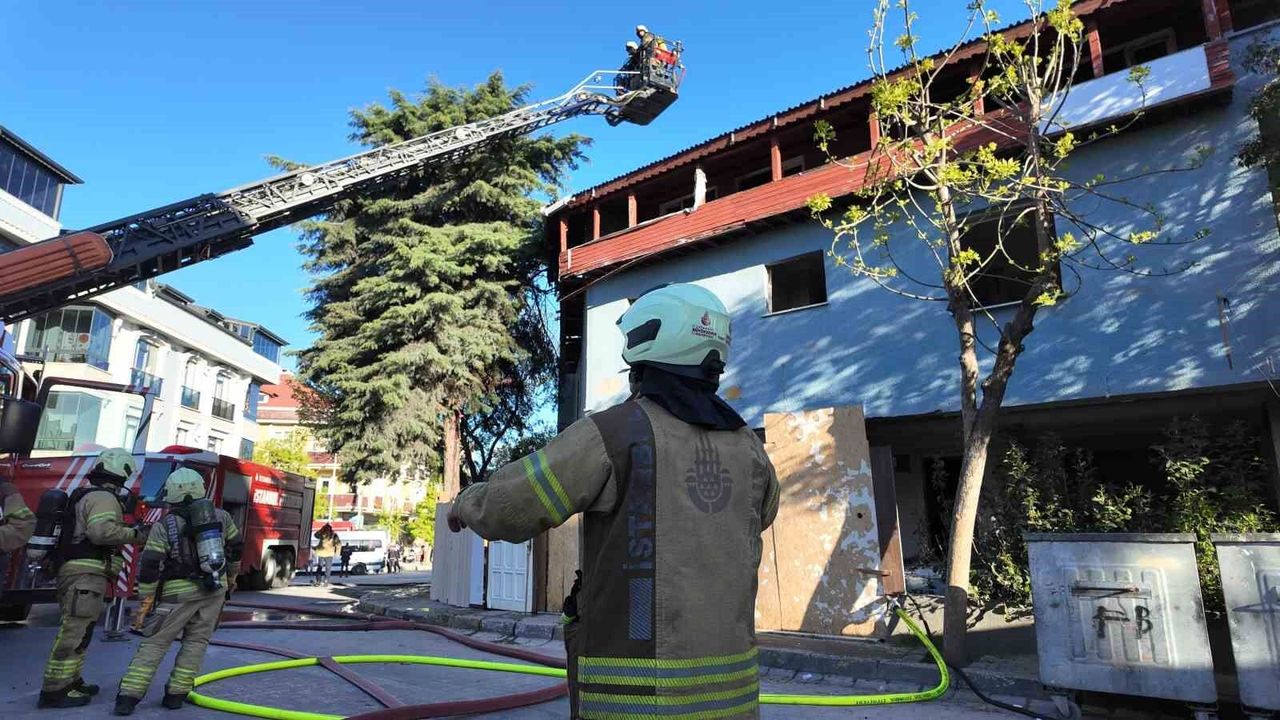 Avcılar'da metruk binada yangın