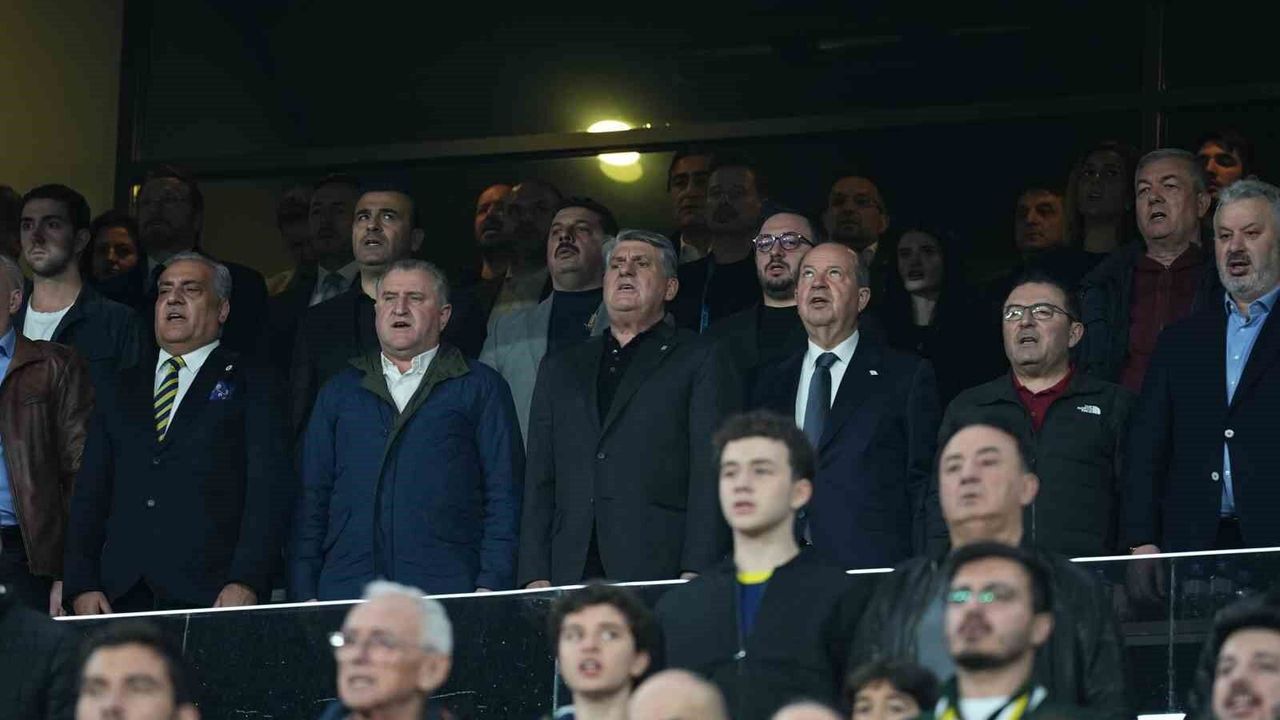 Bakan Bak, Fenerbahçe - Beşiktaş derbisini takip etti