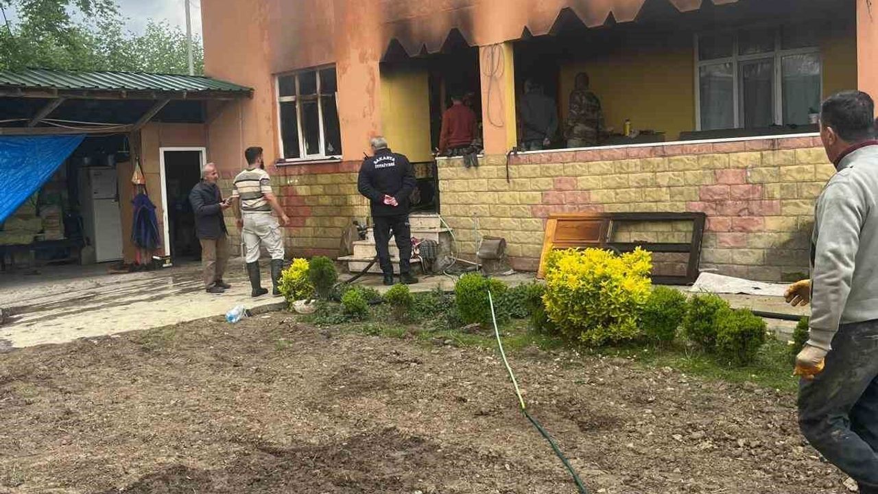 Hendek’te Korkutan Ev Yangını: Mutfak Alevlere Teslim Oldu