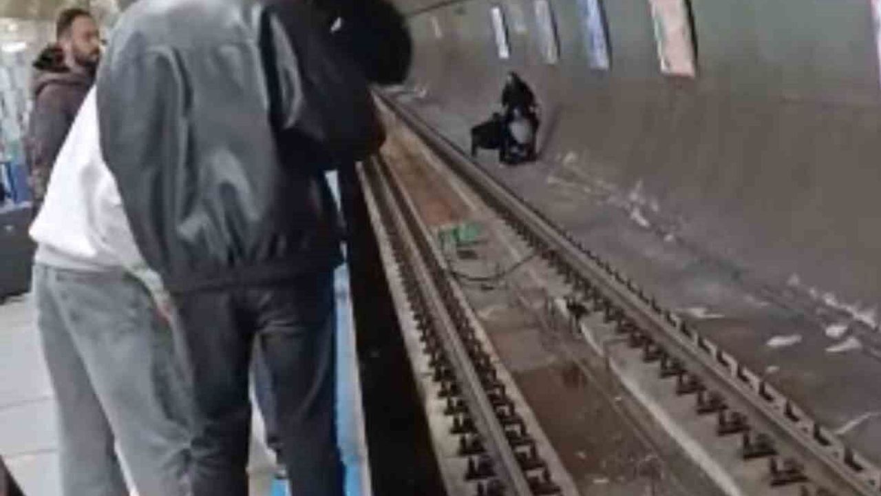 Kadıköy metro istasyonunda intihar girişimi vatandaşlar tarafından engellendi