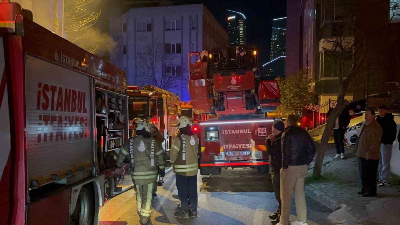 Kağıthane'de 5 katlı iş hanında yangın