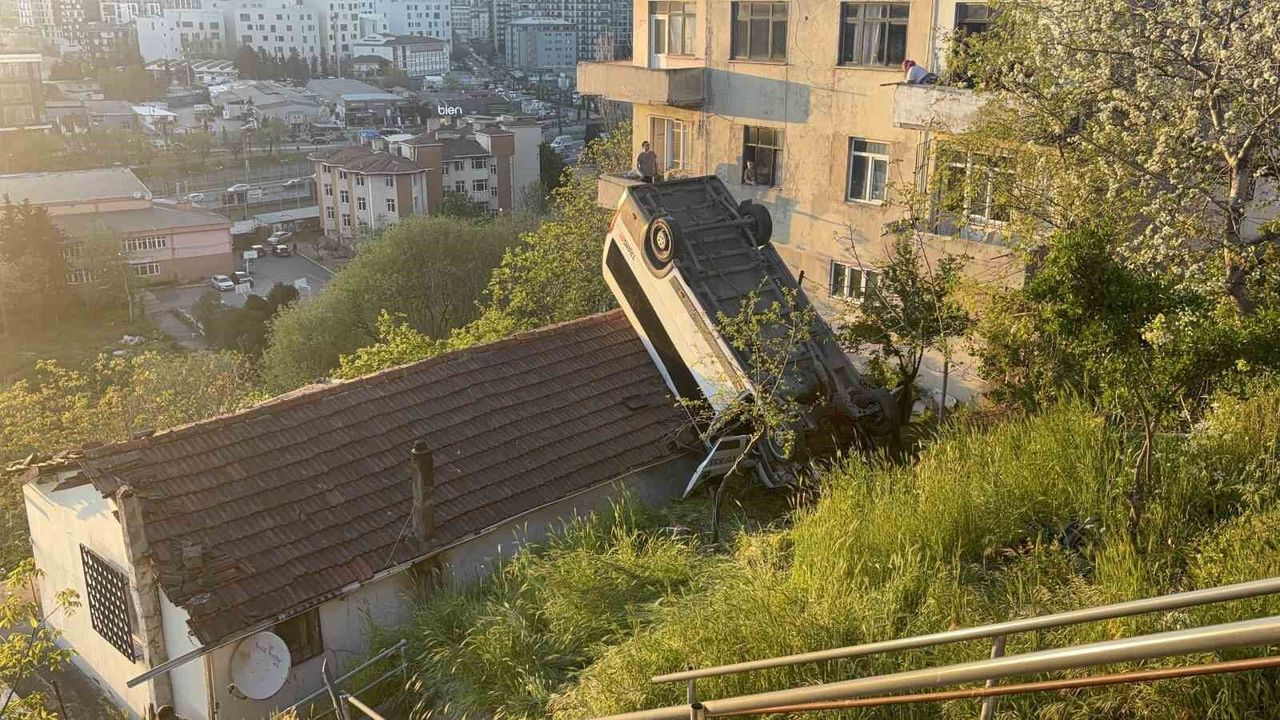 Kağıthane’de Dehşet Anları: Kontrolden Çıkan Servis Aracı Gecekondunun Çatısına Uçtu!