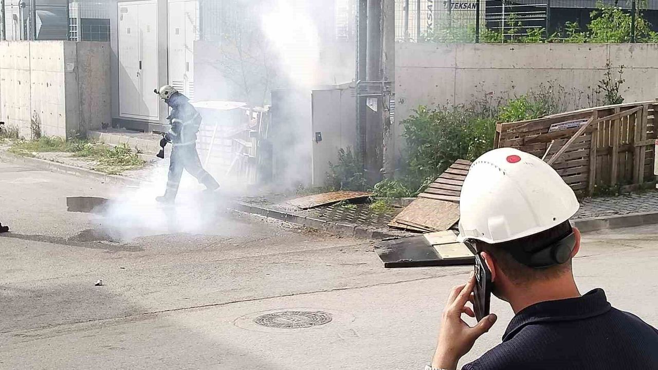 Kocaeli Körfez'de Trafo Yangını Paniği: Mahalle Karanlığa Gömüldü!