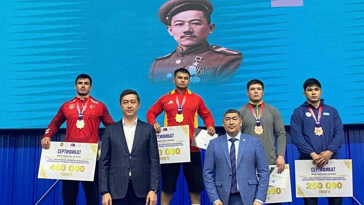 Muhittin Emre Helvacı'dan gümüş madalya