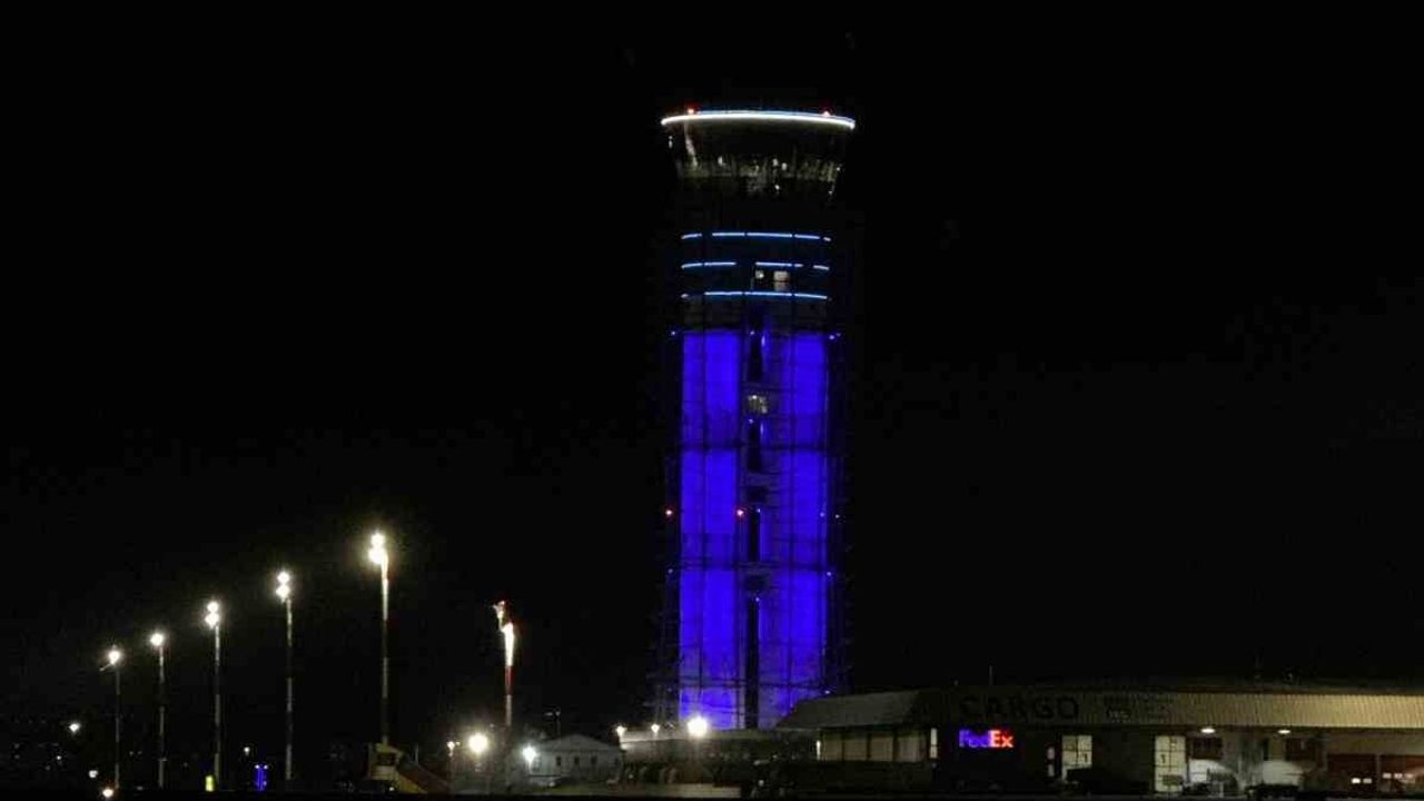 Otizm Farkındalık Günü'nde Sabiha Gökçen Havalimanı kulesi maviye büründü