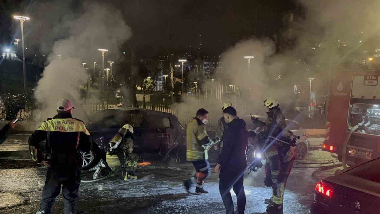 Park halindeki otomobilde yangın çıktı, alevler başka araca sıçradı