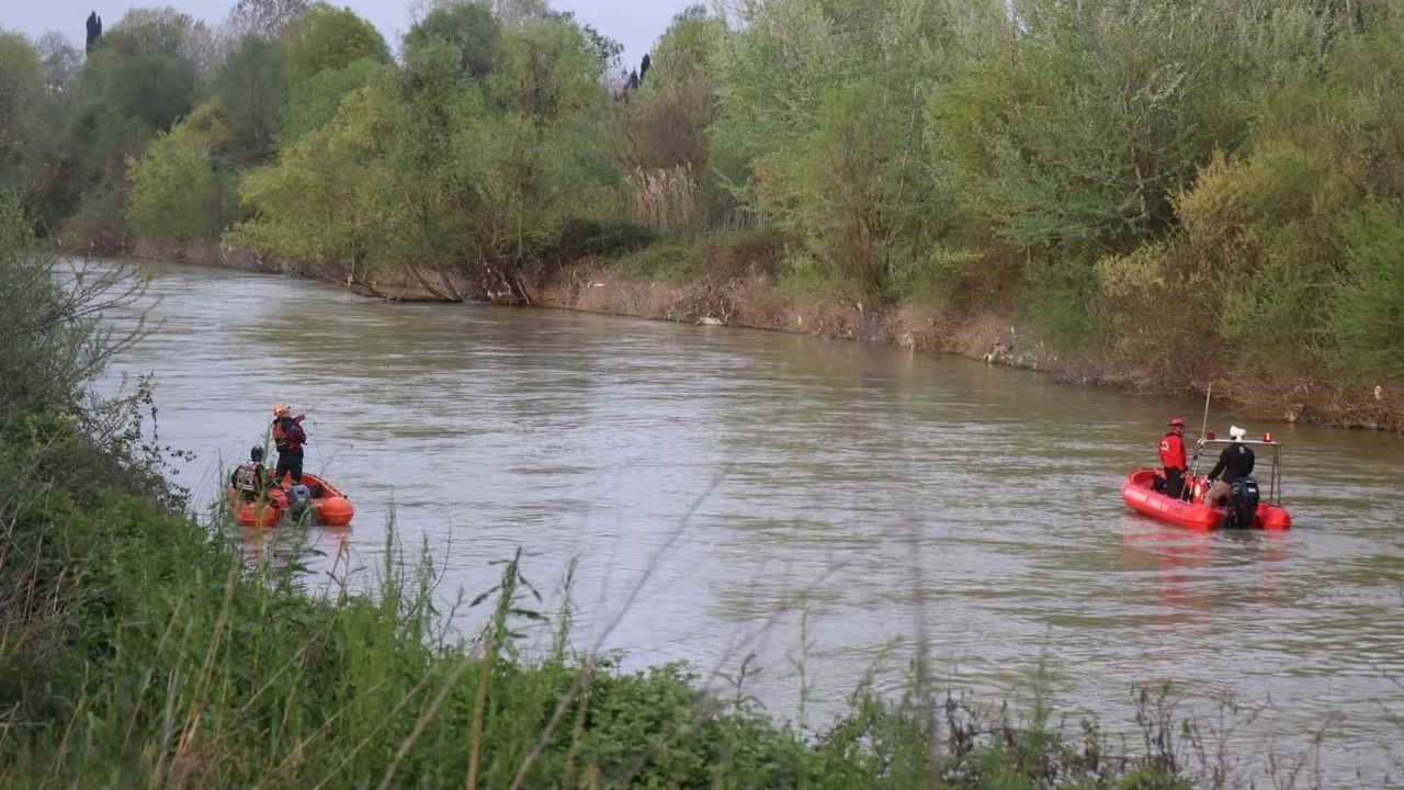 Sakarya Nehri'ne düşen çocuğu arama çalışmaları havadan görüntülendi