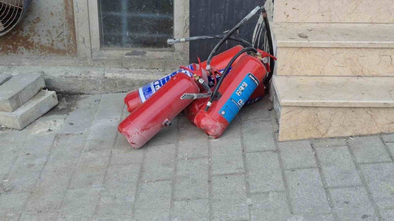 Sultangazi’de Korkutan İş Yeri Yangını: Kağıt Ambalaj Atölyesi Alevlere Teslim Oldu