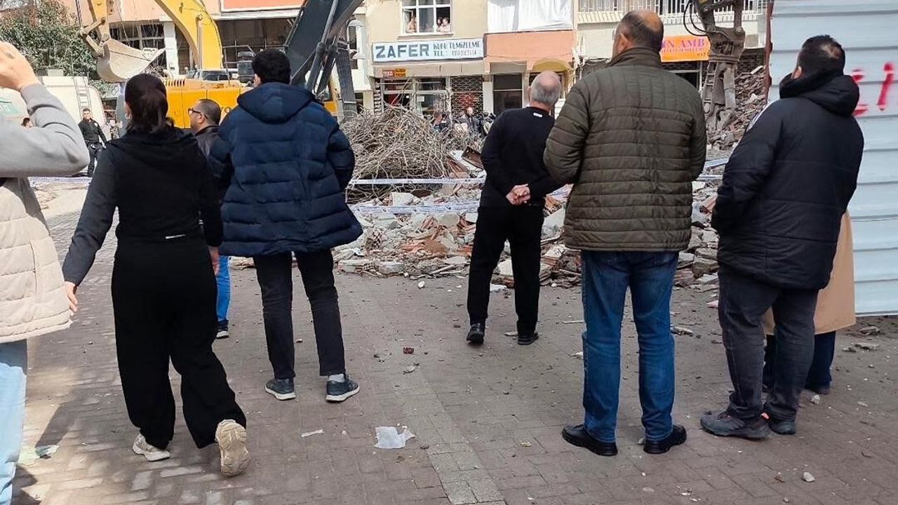 Zeytinburnu'nda bina yıkımı sırasında kopan parça çocuğun kafasına düştü: 1 ölü