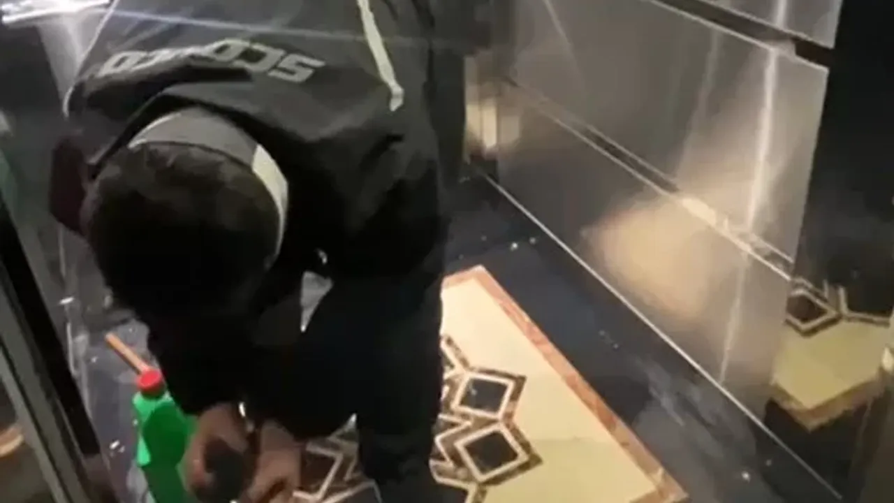 Kurye Hem Yedi Hem Asansörü Kirletti