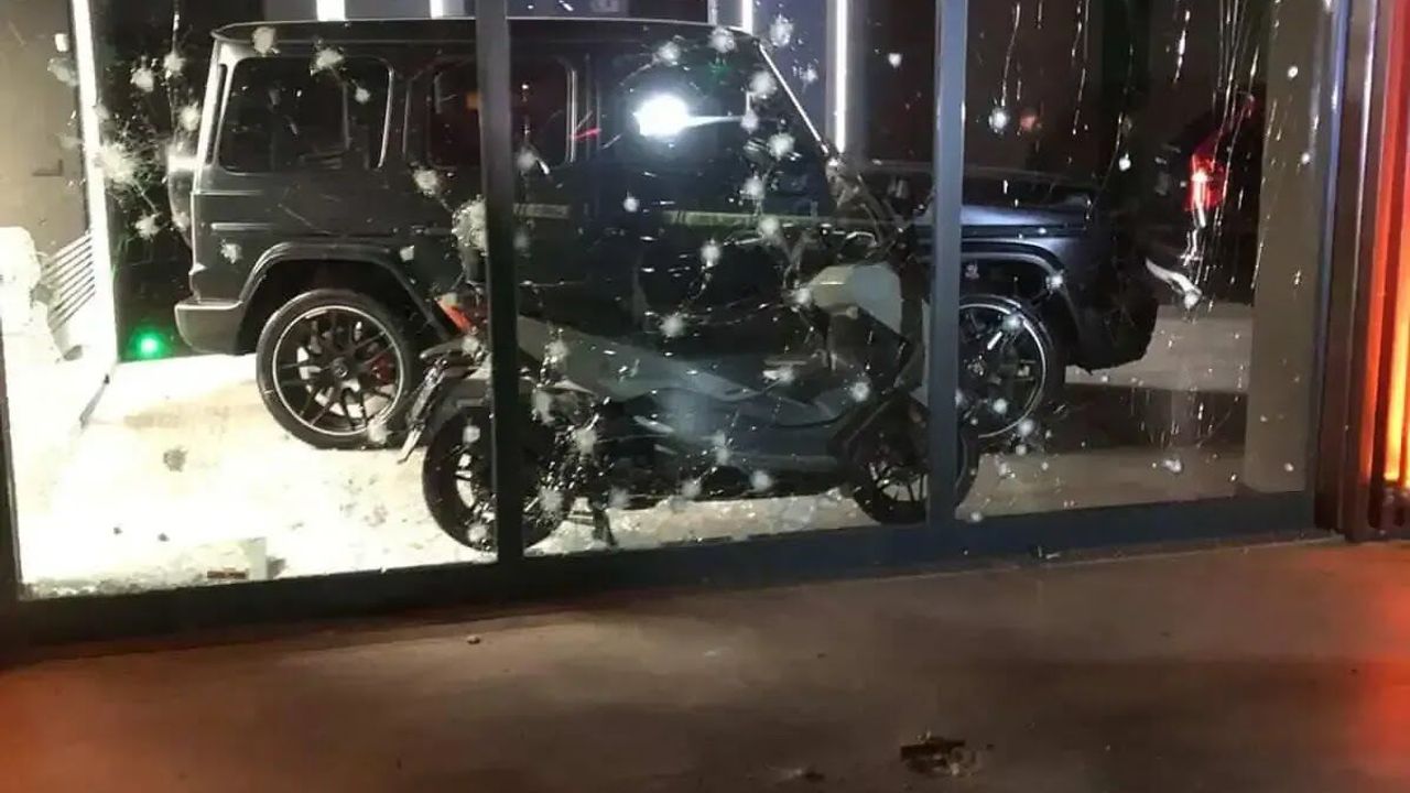 Başiskele’de Oto Galeriye Gece Saldırısı: Araçlar Zarar Gördü