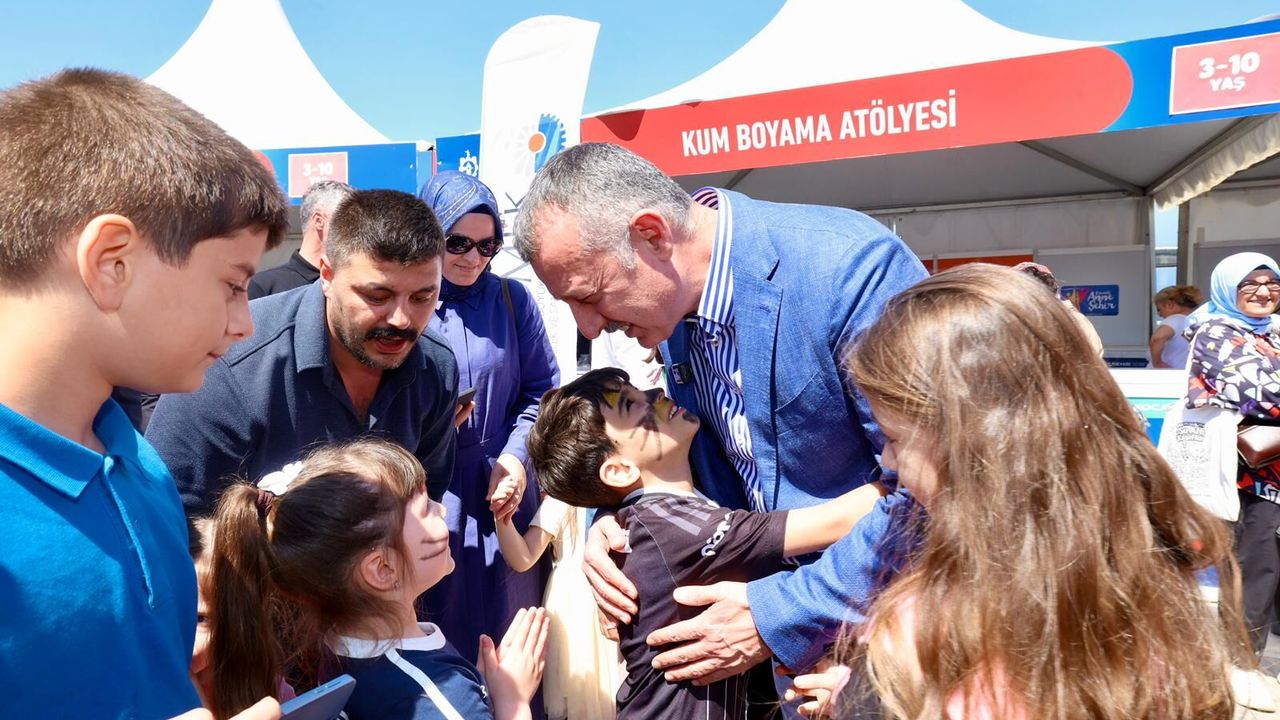 Başkan Büyükakın’a Çocuklardan Sevgi Seli: Şenlik Alanında Renkli Anlar!