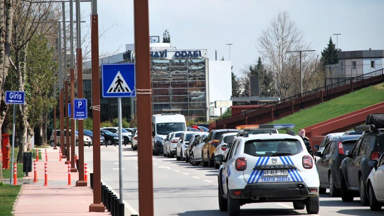 Büyükşehir Zabıtası’ndan çift taraflı park denetimi