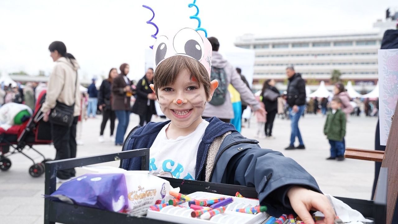 Kocaeli'de Çocukların Ortak Eseri: Dev Küp Hayallerle Renklendi