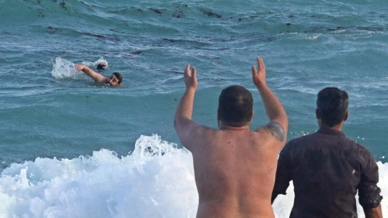 Antalya Konyaaltı Sahili’nde Denize Giren 3 Gençten 1’i Hayatını Kaybetti