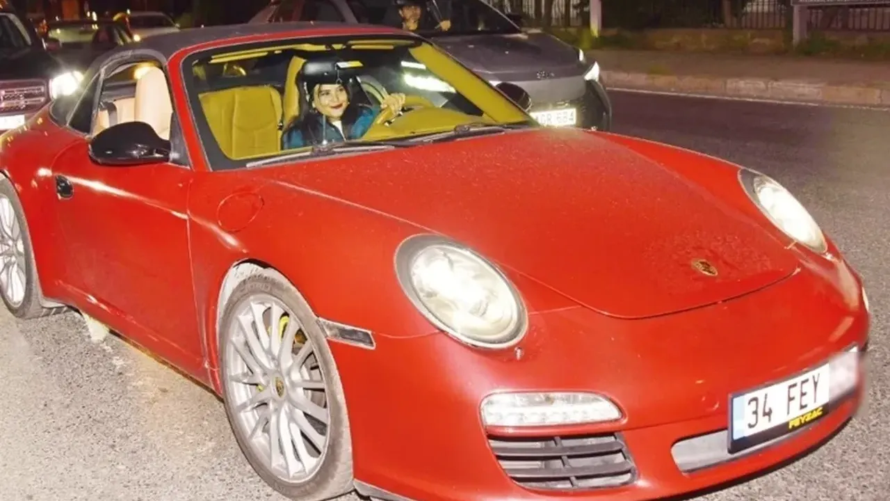 Etiler Sokaklarında "Kızılcık" Şovu: Feyza Civelek 9 Milyonluk Porsche’siyle Tozu Dumana Kattı