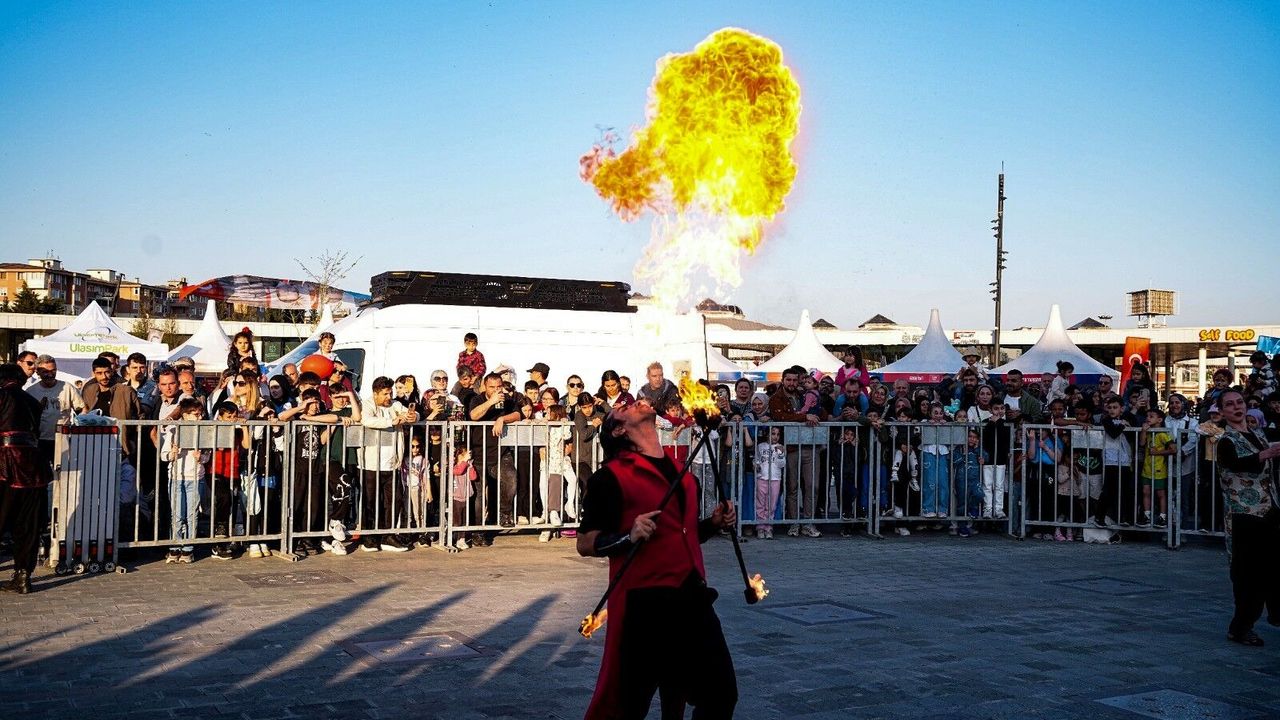 İzmit’te Nefes Kesen Gece! 23 Nisan Şenliğinde Muhteşem Ateş Gösterisi