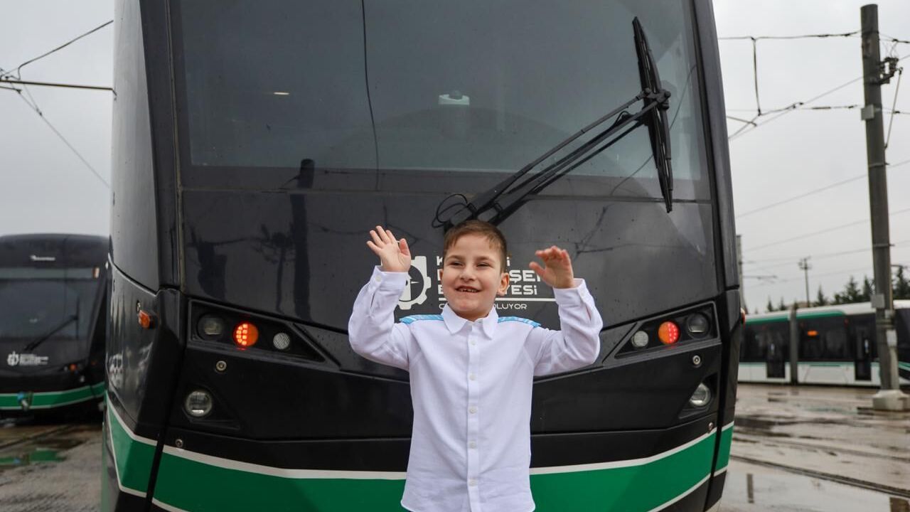 Kocaeli’de Hayaller Raylara İndi: 6 Yaşındaki Muhammet Enes Vatman Oldu!