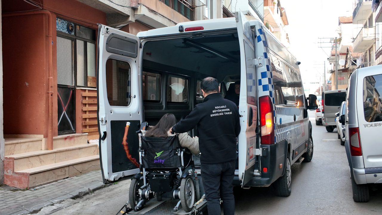 Engelleri Taksi ile Aştılar! Kocaeli Büyükşehir E-KPSS Adaylarını Unutmadı