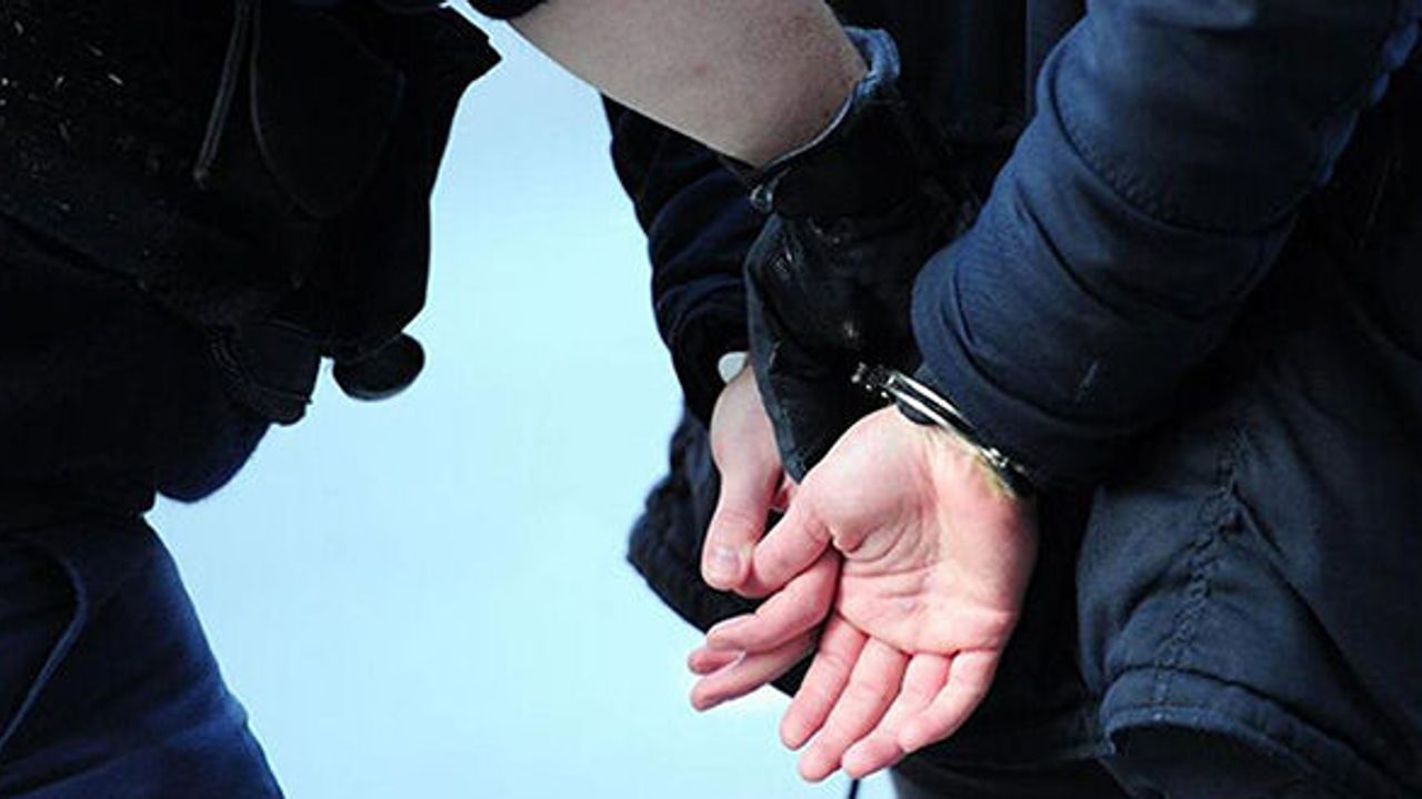 Polise Saldırdı ! Oğluna Ceza Yazılınca Babası Yumruk Attı