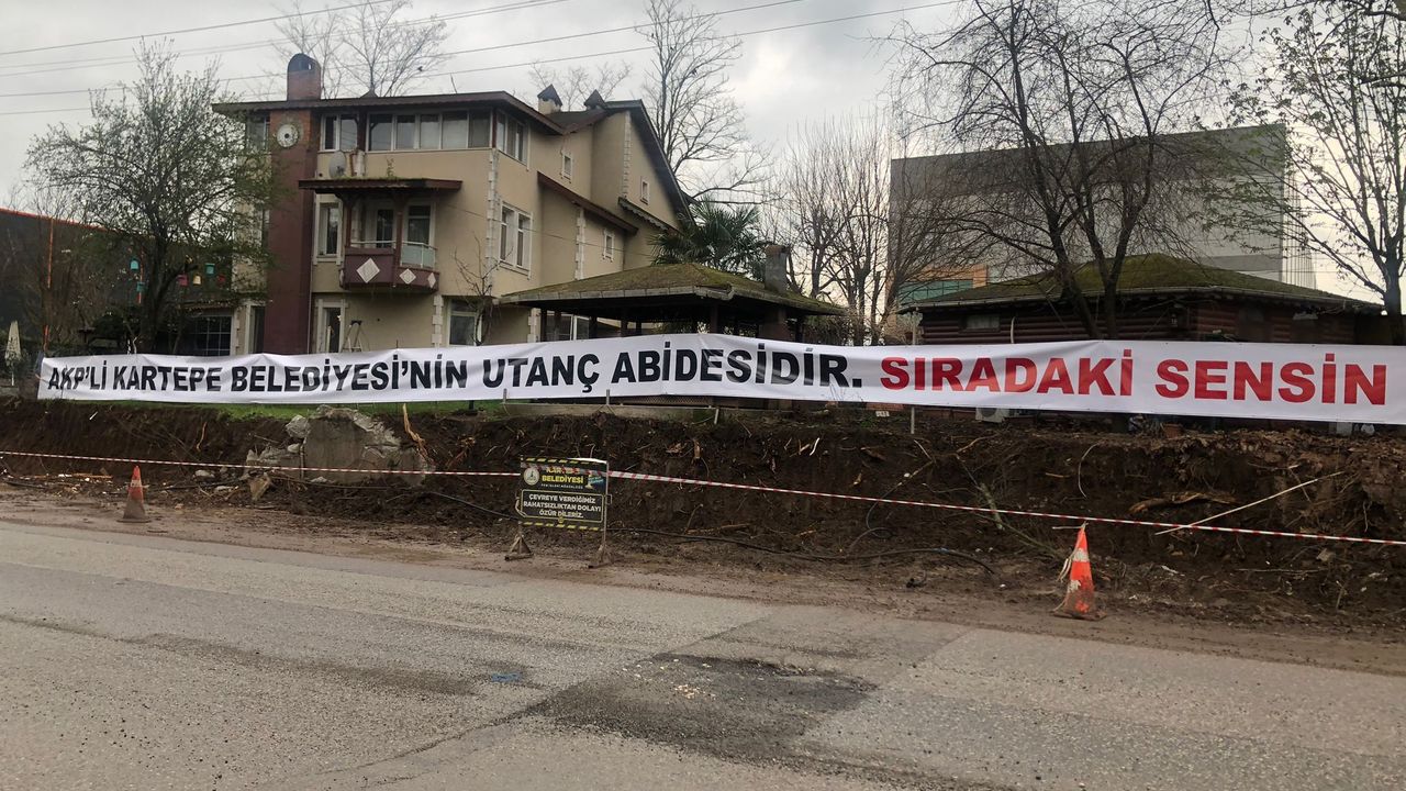 Kartepe’de Skandal Yıkım İddiası: Mahkeme Kararı Beklenmeden Eve Müdahale, Pankart Zorla İndirildi