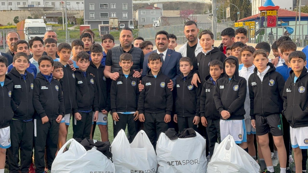 Enver Yıldırım’dan Dilovası Spor’a Malzeme Desteği