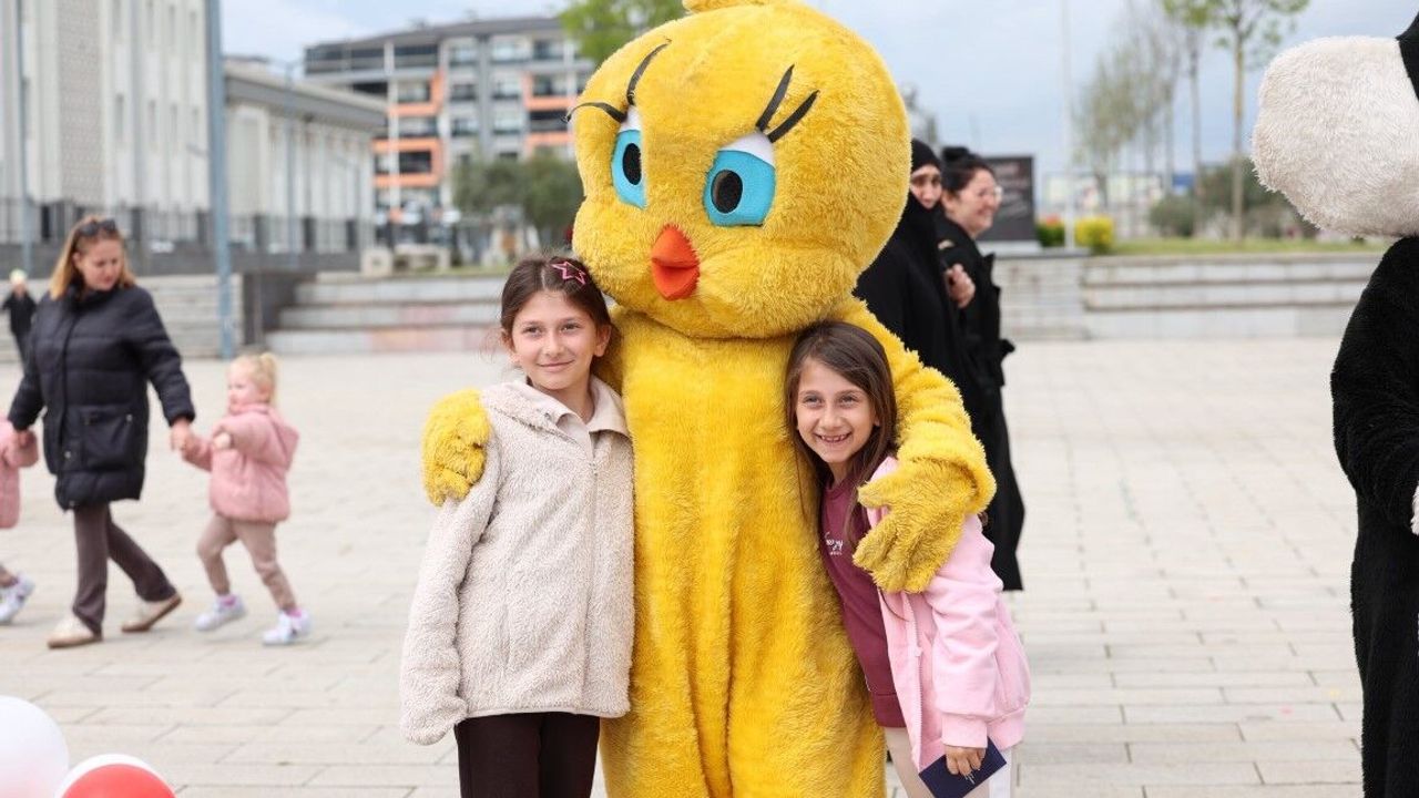 Kartepe 23 Nisan Şenliği: Kent Meydanı'nda Robot Köpek Rüzgarı