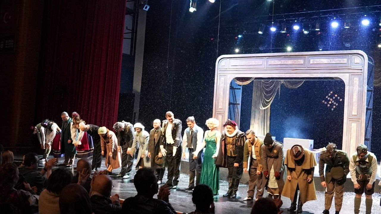 Bursa’da Sanat Şöleni: Kocaeli Şehir Tiyatroları’ndan Unutulmaz Final