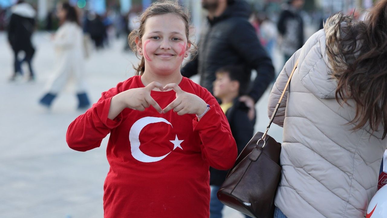 İzmit’te Bayram Şenliği: Minik Eller Bayraklarla, Meydan Atatürk Tişörtleriyle Doldu