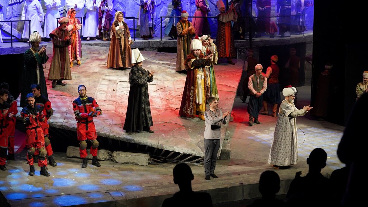 Kocaeli Şehir Tiyatroları’nın “Sinan” Oyunu Başakşehir’de Kapalı Gişe Sahne Aldı