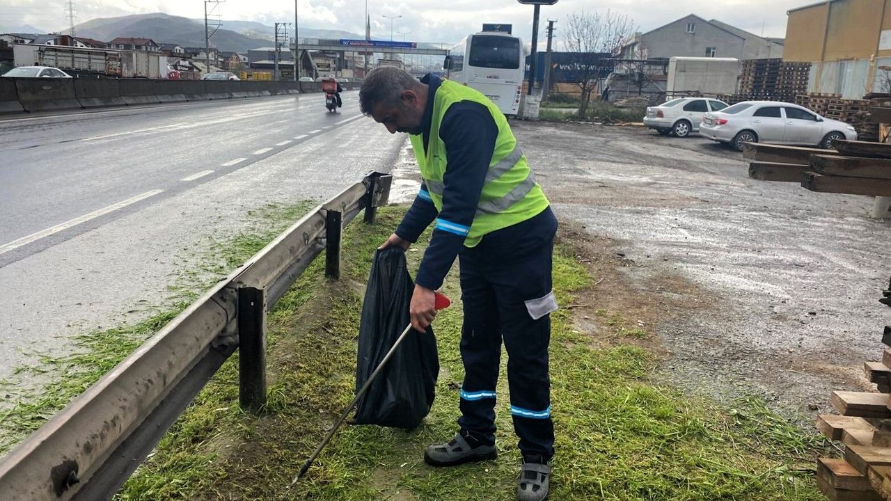 Kocaeli’de yol ve kaldırımlar Büyükşehir’le temizleniyor