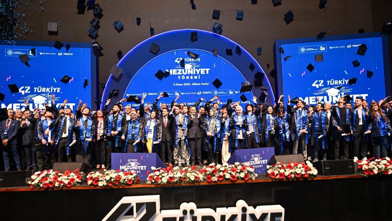 42 Türkiye ilk mezunlarını verdi: Törene Bakan Kacır katıldı
