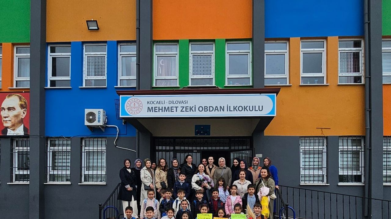 Okul Bahçesinde Sevgi Seli: Meltem Öğretmen Gözyaşlarını Tutamadı