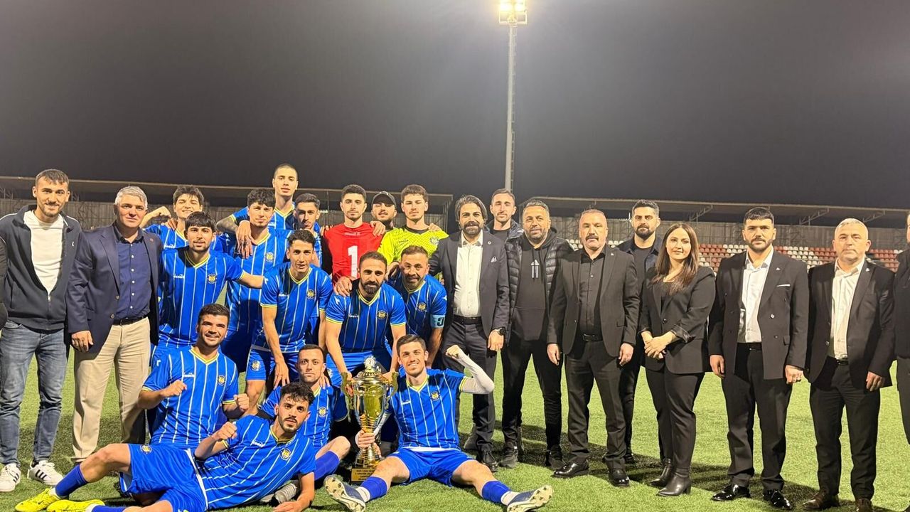 Dilovası Spor Şampiyonluk Kupasını Kaldırdı: MHP Teşkilatı Gençleri Yalnız Bırakmadı!