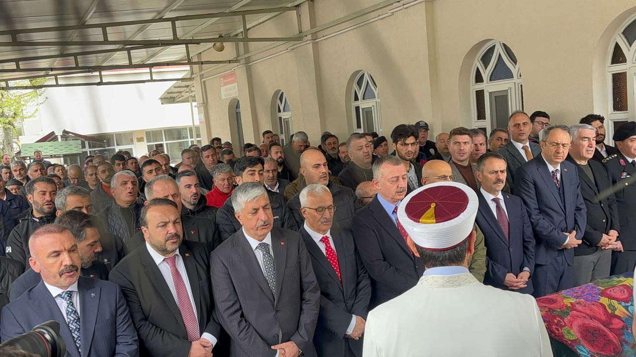 Dilovası’nda Hüzünlü Veda: Şehit Annesi Fatma İnceoğlu Dualarla Uğurlandı