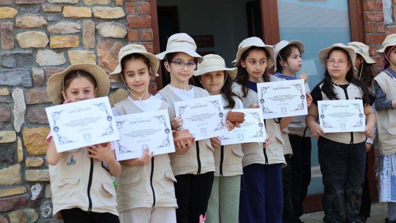 Kartepe'de Minik Arkeologlar İş Başında