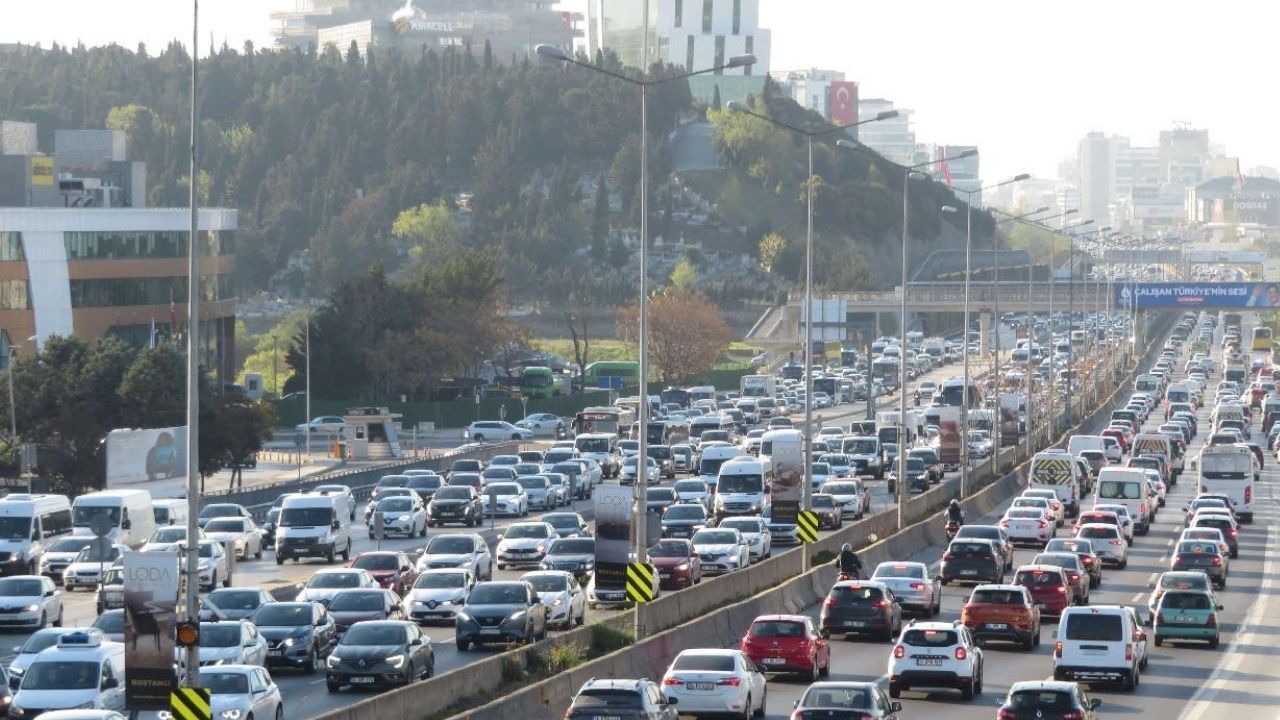 İstanbul'da haftanın ilk mesaisinde trafik çilesi: Yoğunluk o bölgede yüzde 80'e dayandı