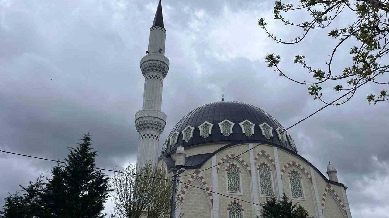 Arnavutköy'de rüzgarın etkisiyle caminin minaresi sallandı, iki bina tahliye edildi